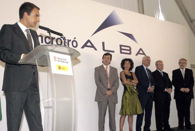 Zapatero impulsa el Sincrotró com a punta de llança de la ciència estatal i d'una Cerdanyola 'capital de la innovació'