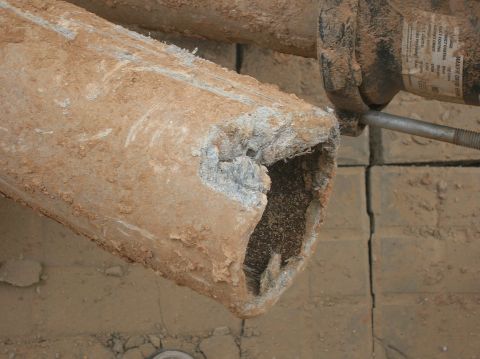 Restes de canonades d’Uralita al carrer de Sant Martí