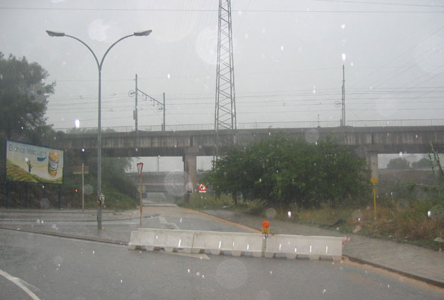 La pluja provoca el tall al trànsit de la carretera d'accés a Badia