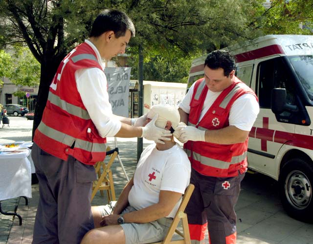 La Creu Roja celebra el dia mundial dels primers auxilis fent accions al carrer