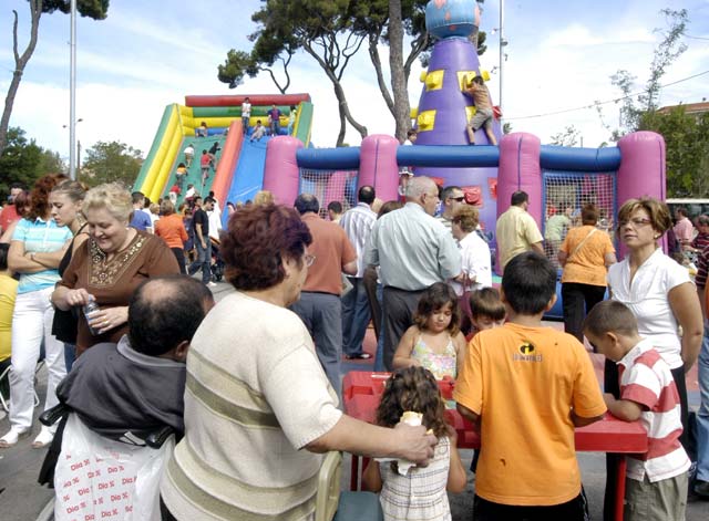 Una festa convida el veïnat de Fontetes a que gaudeixin i facin seva la nova plaça del mercat