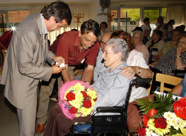 L'alcalde visita una àvia centenària: Maria Rosa Bellmunt
