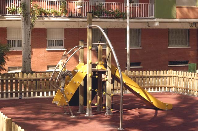 Nou parc infantil a la Plaça Goya del barri de Les Fontetes