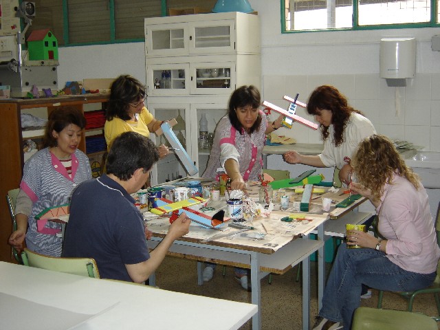 Exposició de treballs realitzat per mares i pares en el marc del Pla Educatiu d’Entorn