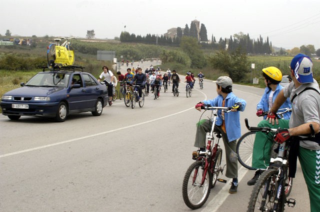 Unes 200 persones participen en la cinquena bicicletada popular per la Via Verda