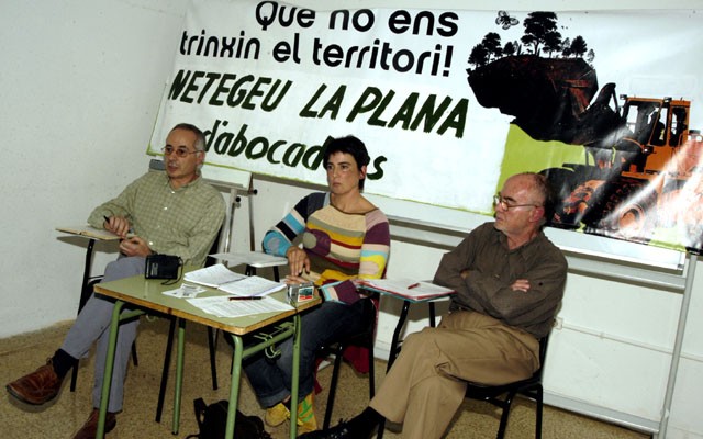 Via Verda organitza una passejada per denunciar sobre el terrenys els riscos dels abocadors de la Plana del Castell
