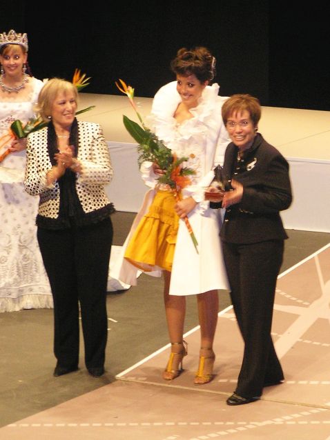 Josefina Xufré i Laia Pon, guanyadores del concurs del XLI concurs de Vestits de Paper de Mollerussa