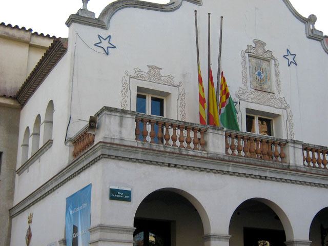 L'Ajuntament col.loca les banderes a mitja asta en solidaritat amb les víctimes de l'atemptat d'ETA
