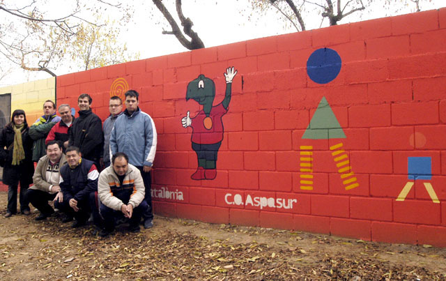 Presenten les pintures realitzades per diferents entitats als murs de l'escola Serraparera