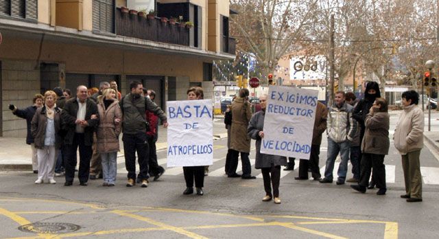 Instal.laran bandes reductores de velocitat a Sebastià Garriga que els veïns venien reclamant