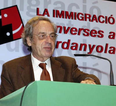 Salvador Giner demana que la Generalitat prioritzi la integració dels immigrants
