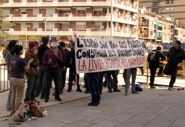 Concentració d'okupes davant l’Ajuntament per protestar pel desallotjament de La Trinxera