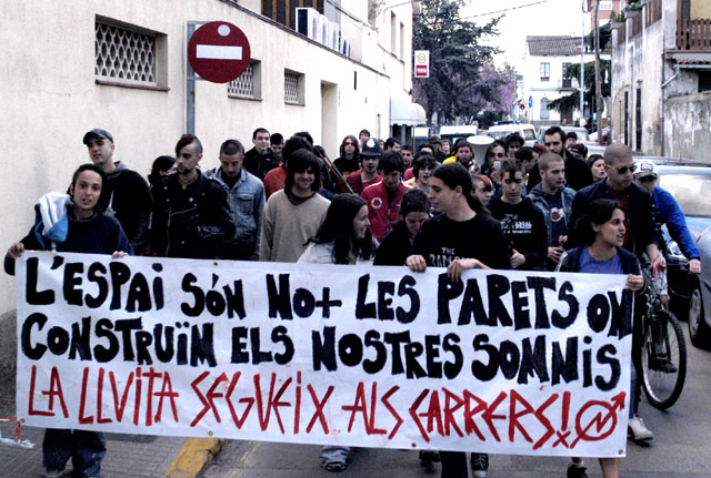 Els okupes de Cerdanyola es concentren davant els jutjats de Cerdanyola i es manifesten pels carrers de la ciutat