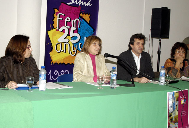 L'Escola Municipal La Sínia recull 25 anys de vivències educatives en un llibre commemoratiu
