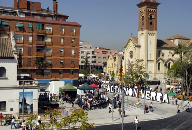 El lema de l’escut de Cerdanyola, Facta non verba, presideix la remodelada plaça de l’Abat Oliba