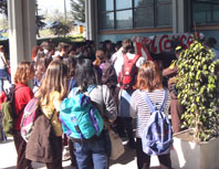 Uns 50 estudiants protesten contra la LOU a l'estrena de Ferrer com Rector