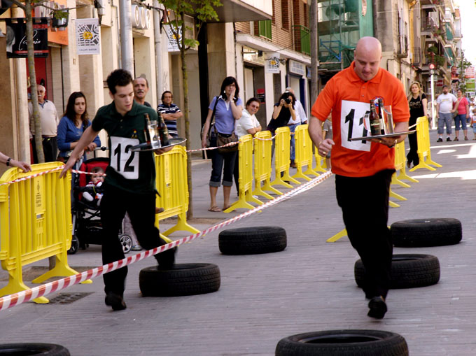 La plaça del Pla de Les Alzines acull demà la tercera edició de la Cursa de cambrers i cambreres