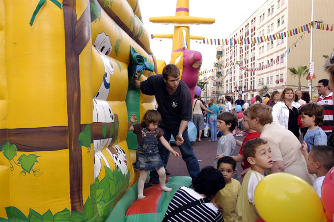 La festa del Reciclatge obre la plaça de la Constitució sobre l'aparcament de Banús-Bonasort