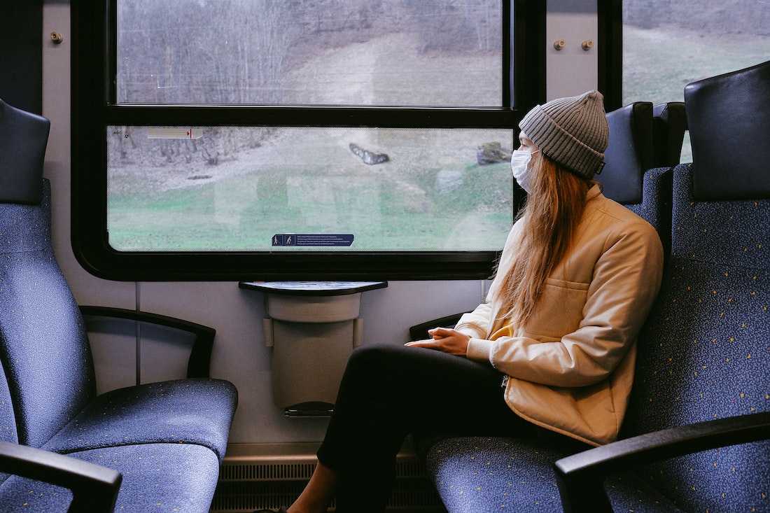 Salut creu que s'ha de mantenir l'ús de mascaretes en el transport públic