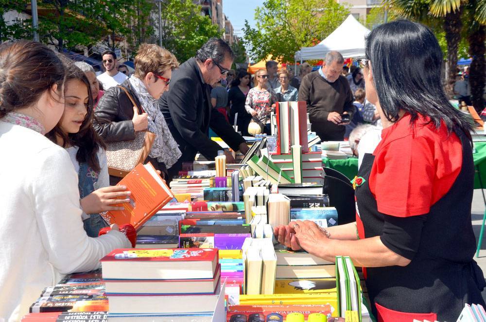 Sant Jordi s'acosta amb llibres i roses sota el braç