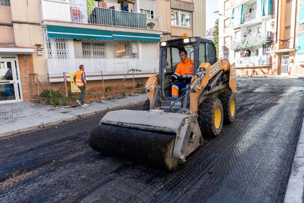 Continuen els treballs d’asfaltat a l’avinguda de la Primavera i el passatge de l’Orient