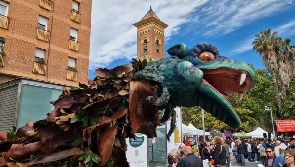 Un drac d’escorça de palmera i fulles de magnòlia per custodiar la Diada de Sant Jordi