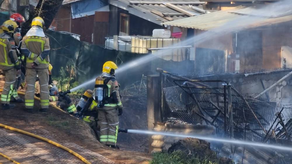Un incendi al sector Redosa amenaça una zona de barraques habitades