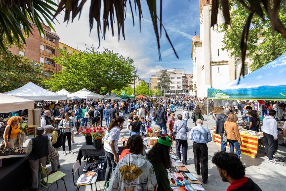 Sant Jordi prendrà la plaça amb homenatge a Guimerà, Salvat-Papasseit, Estellés i Vayreda