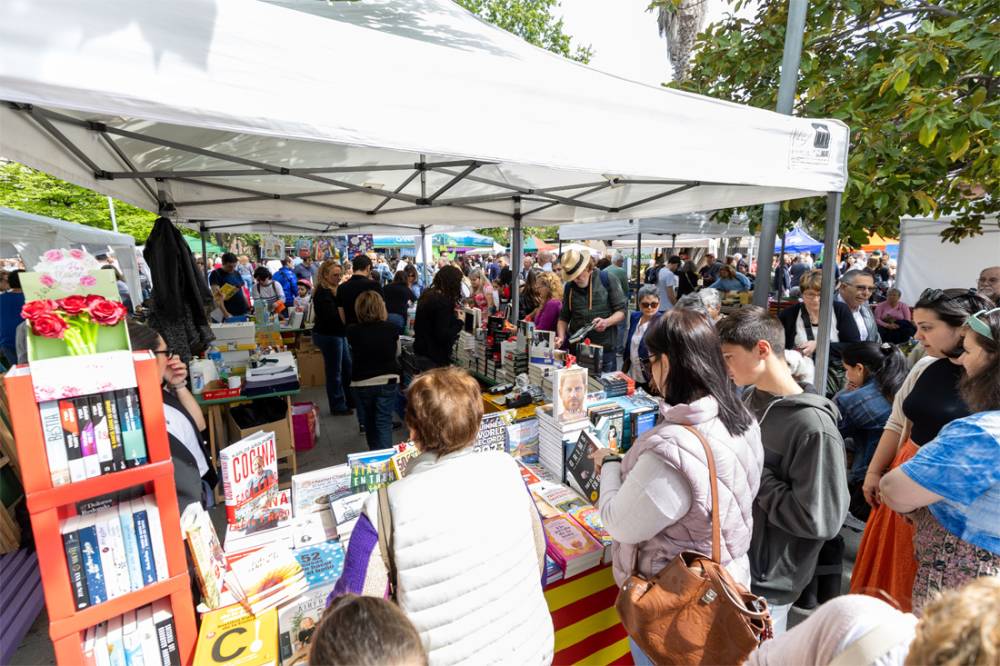 Els autors locals firmen llibres per Sant Jordi