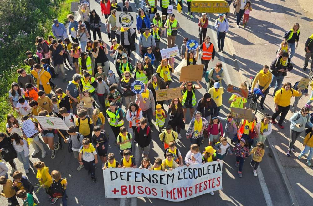 Famílies de l'Escola Bellaterra es manifesten per reclamar el manteniment del transport escolar