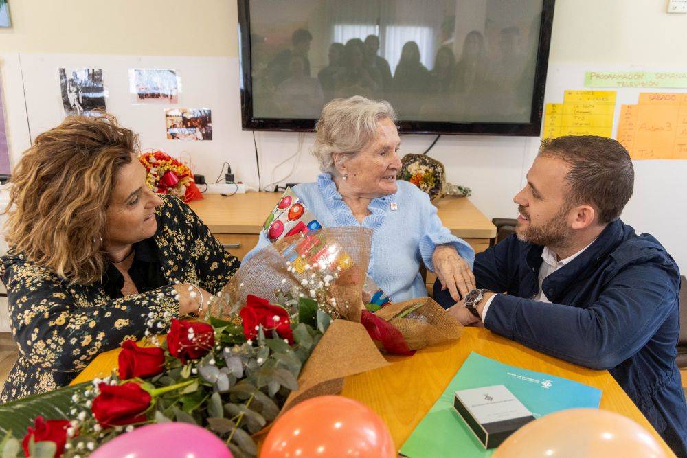 L'Ajuntament de Cerdanyola homenatja la centenària Gloria Escobosa Mirete