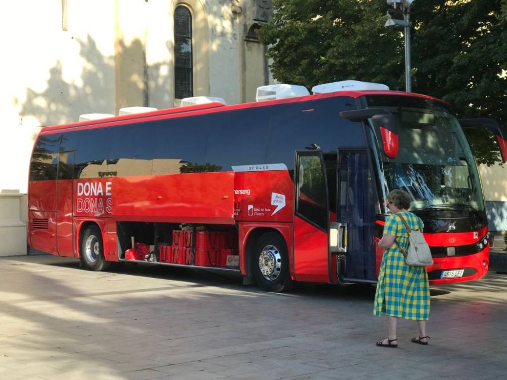 Toca donar sang, toca rebre vida. Somriu, el teu gest salva moltes vides a l’estiu