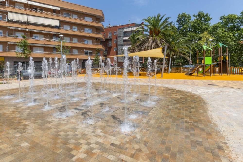 La renovada plaça de la Pau obre avui al públic amb una nova font lúdica