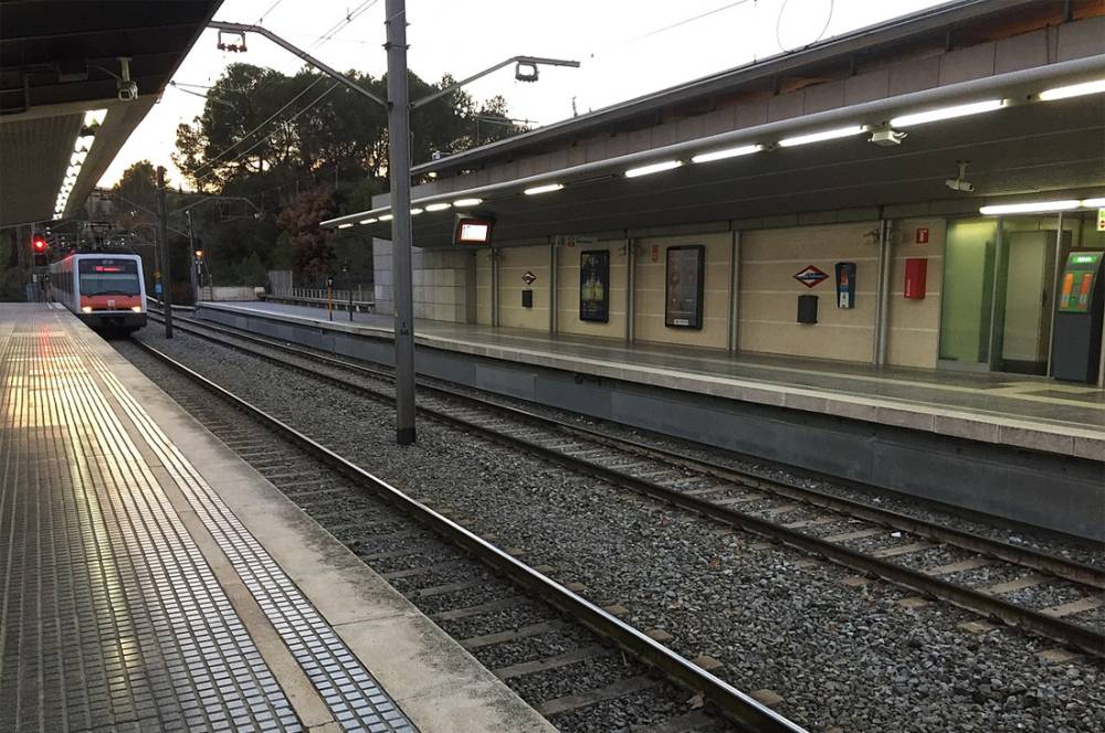 Un tren dels FGC s’incendia al topar amb un senglar a la UAB