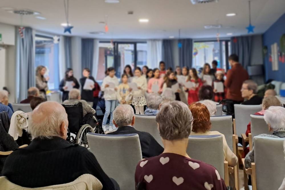 Alumnes de l'escola Fedac canten Nadales a la Residència CleceVitam