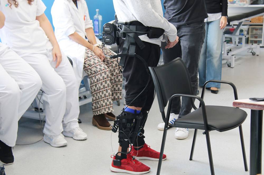 El Parc Taulí incorpora dos exoesquelets per a la rehabilitació de pacients amb malalties minoritàries neuromusculars