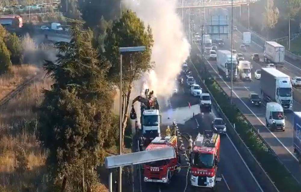 L'incendi d'un camió talla la B-30