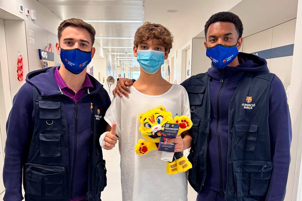 Jugadors del Barça visiten els infants i joves ingressats al Parc Taulí