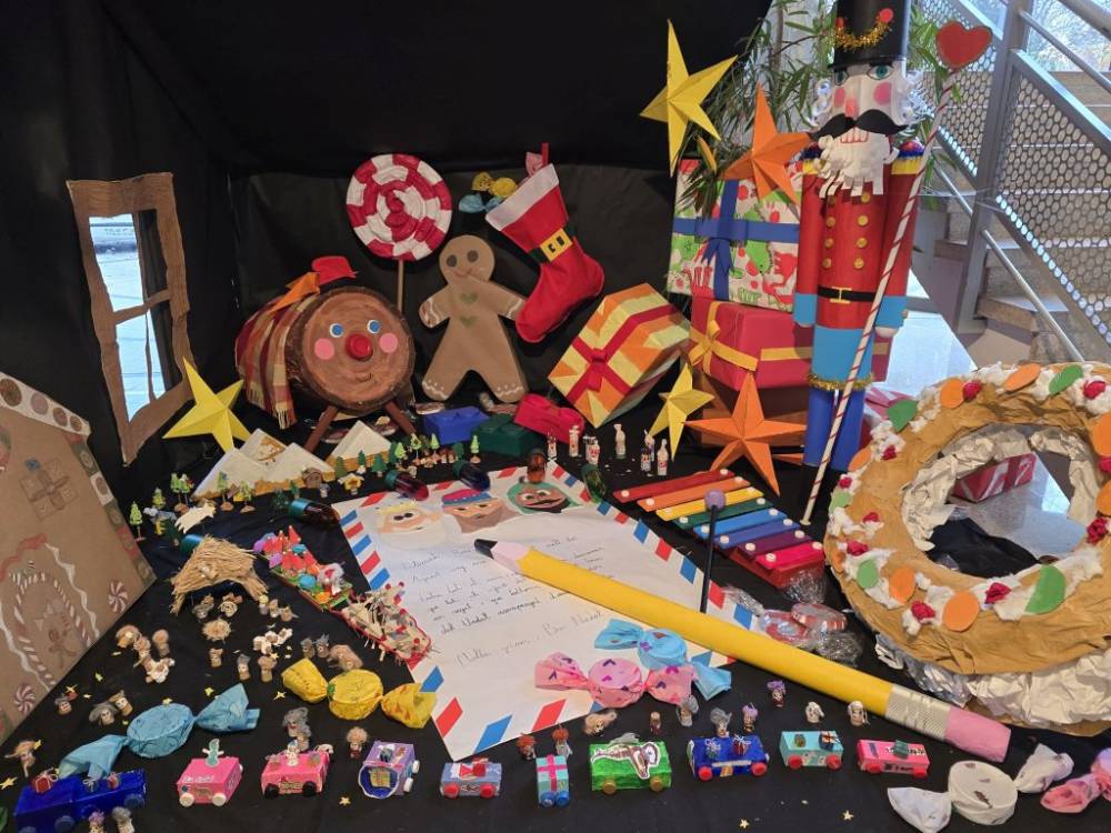 Els infants d’Arts Plàstics de l’Ateneu modelen amb les seves mans el Nadal