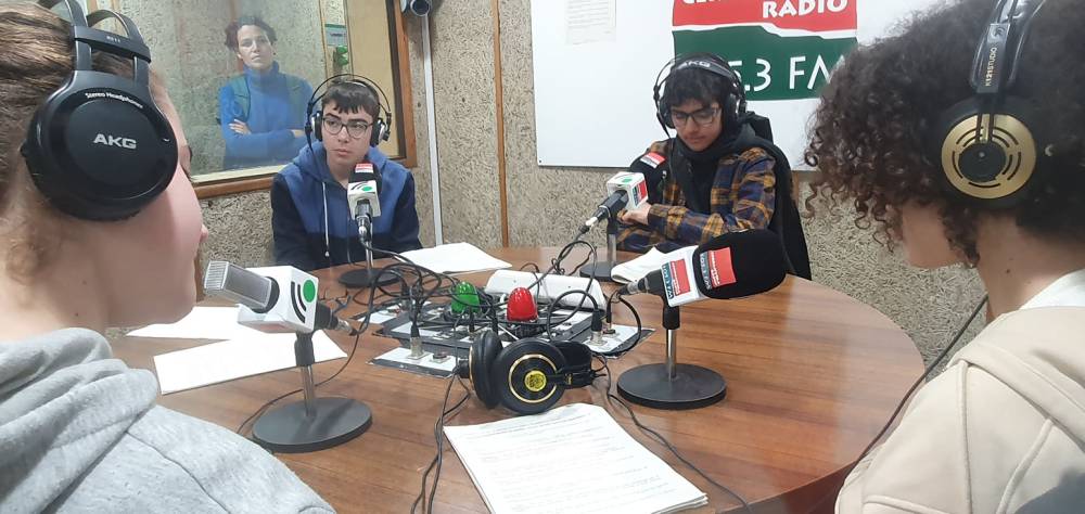 L’alumnat de l’Institut Jaume Mimó explica l’Edat Mitjana catalana a Cerdanyola Ràdio