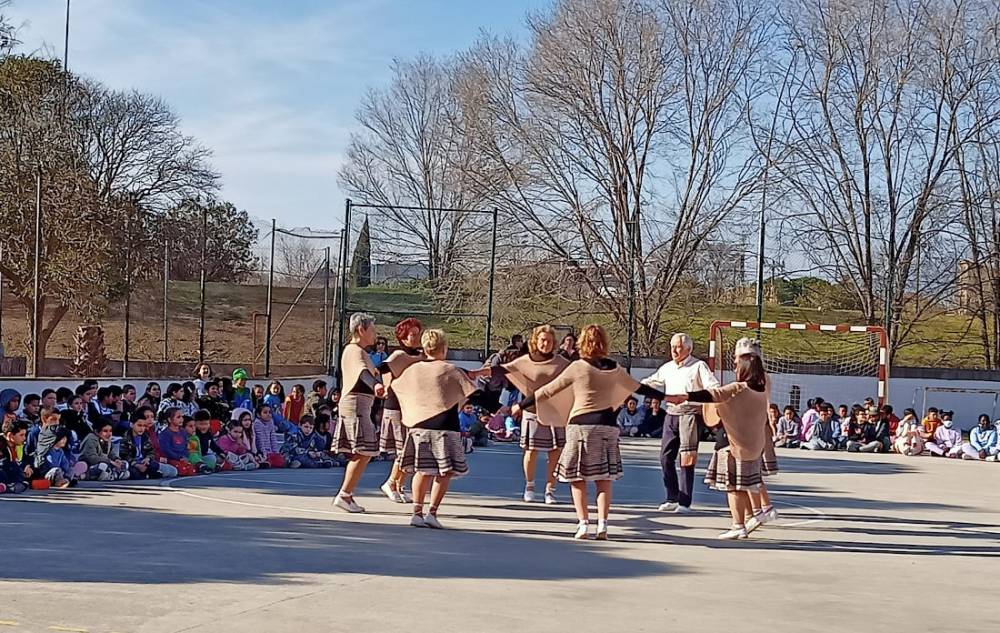 L'Agrupació Sardanista fa pedrera de balladors a les escoles de Cerdanyola i Ripollet