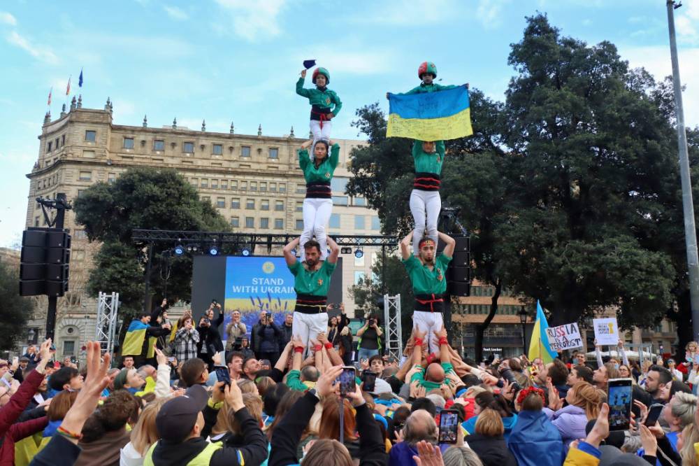 Els Castellers de Cerdanyola participen a l’acte contra la guerra a Ucraïna en el seu tercer aniversari