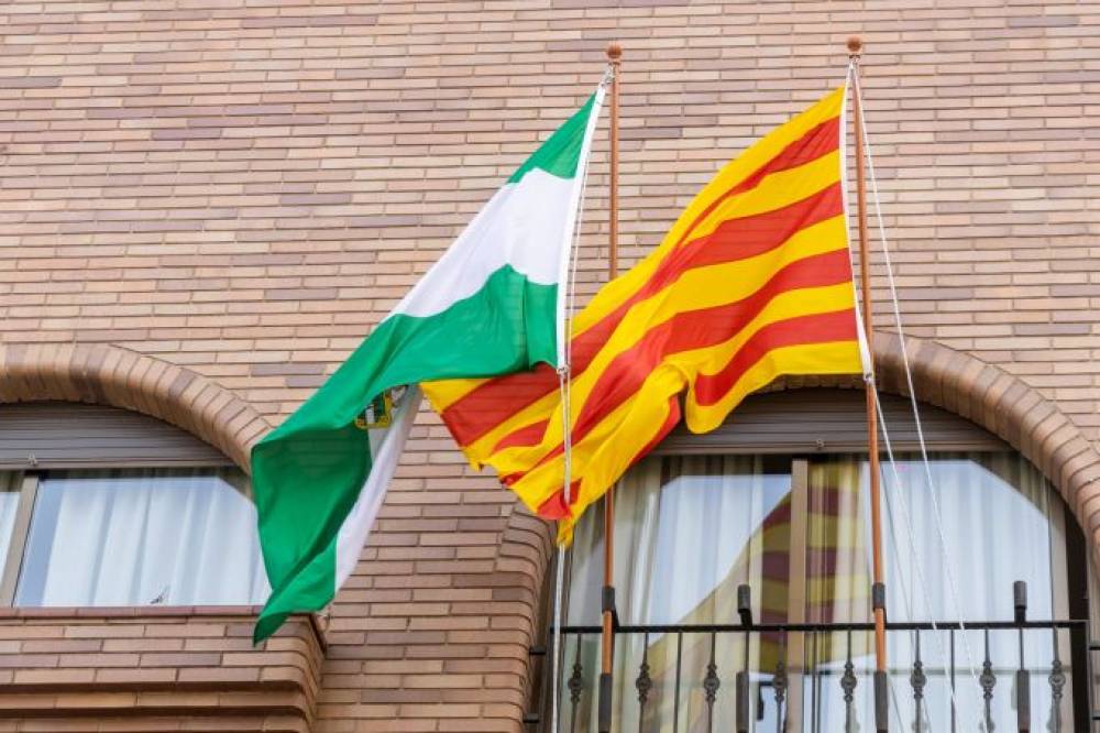 La Casa de Andalucía celebra avui el dia de la comunitat amb la tradicional hissada de banderes
