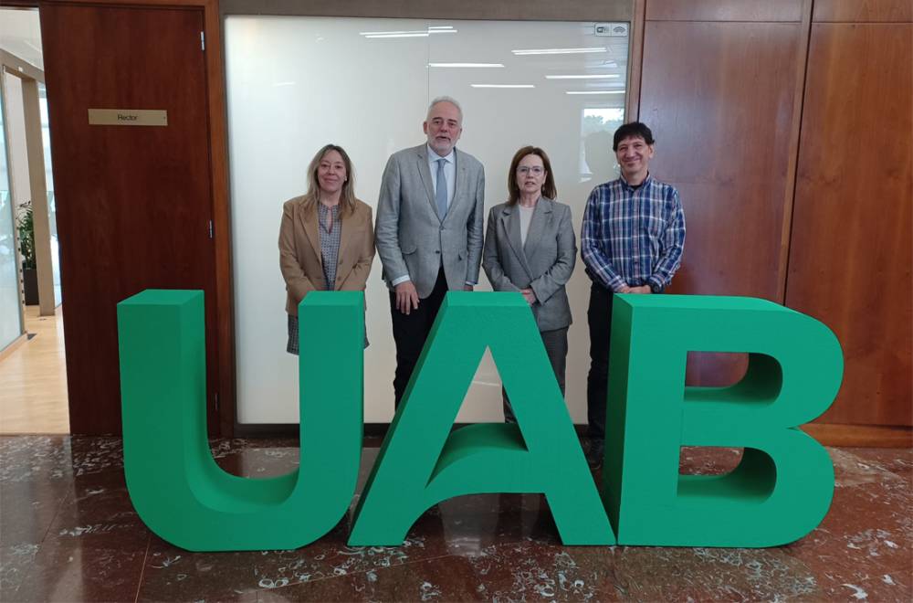 La UAB recull 11.226 euros per comprar material escolar per a València