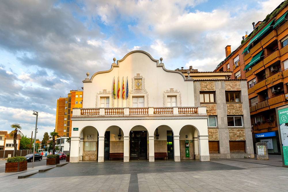 La reclassificació administrativa de l'Ajuntament protagonitza un Ple que reivindica el feminisme com a justícia social