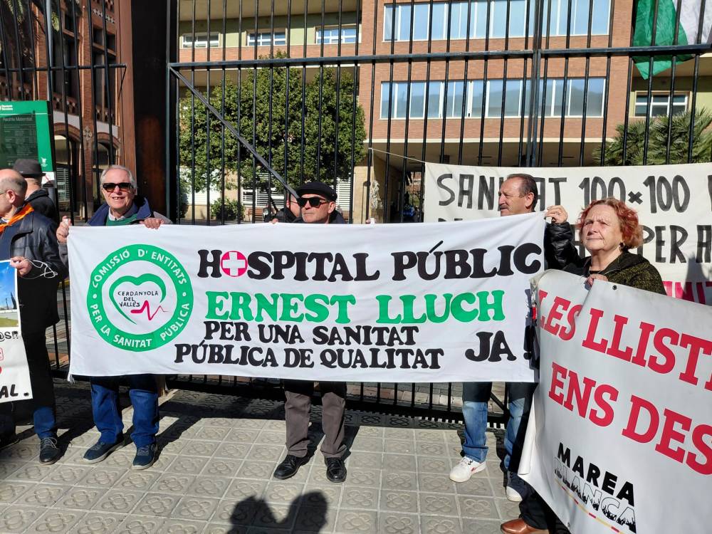 La Comissió per la Sanitat Pública lliura més de 8.000 signatures per reclamar l’Hospital Ernest Lluch i més recursos sanitaris