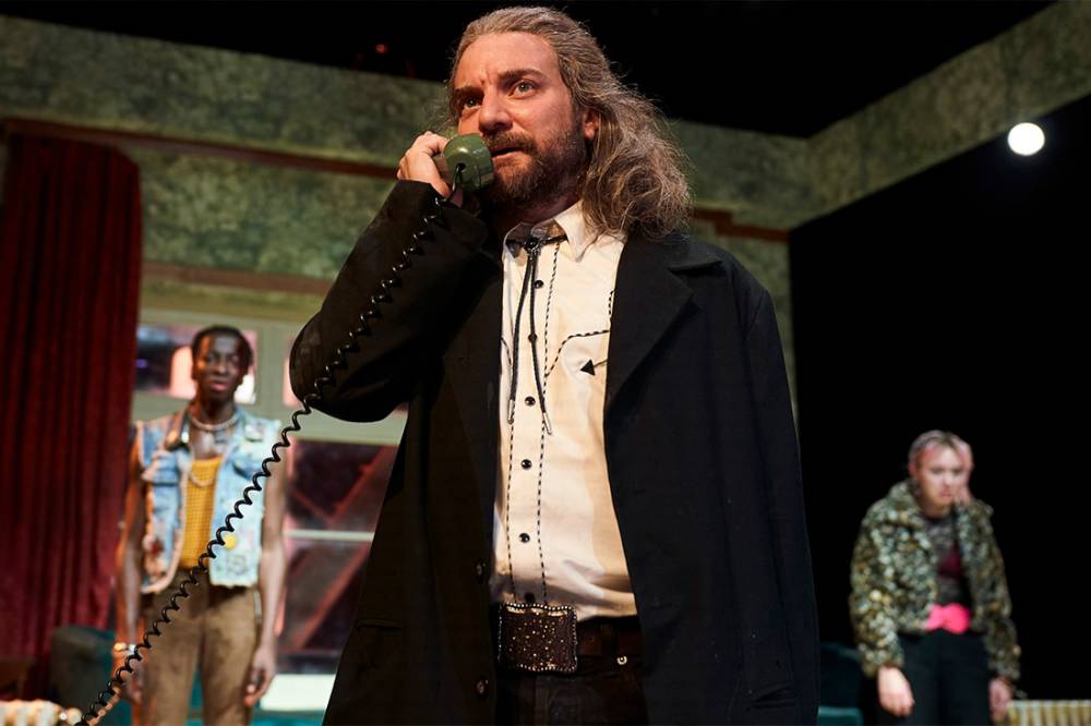 Pol López torna a l’univers McDonagh amb La Mà, una comèdia negra sense concessions