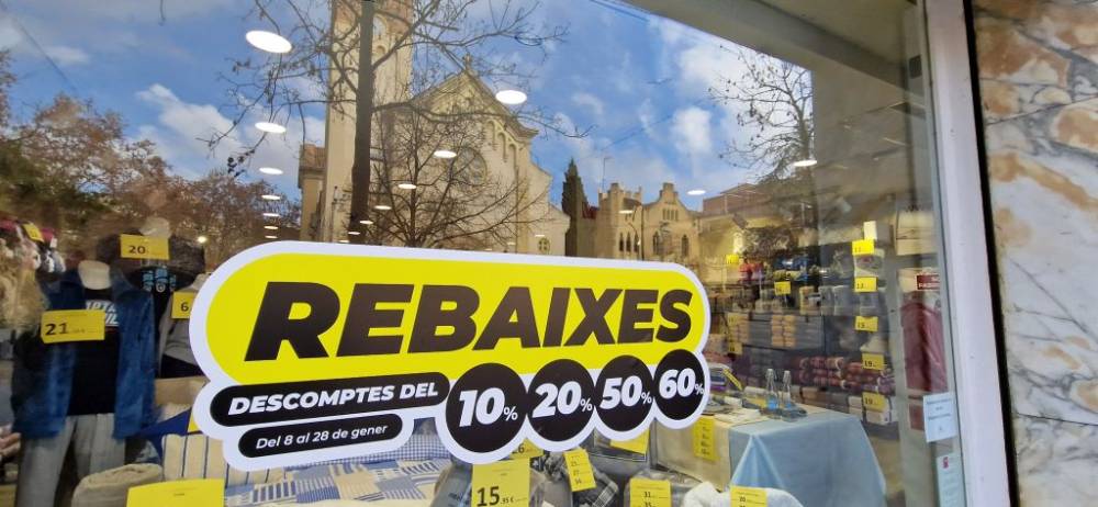 El comerç local comença una desvirtuada campanya de rebaixes amb la idea de treure l'estoc tèxtil