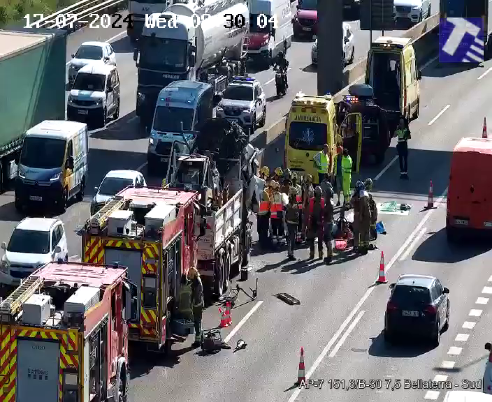 Un accident entre dos camions provoca grans retencions a l'AP-7
