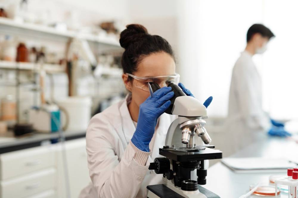 Una investigació de la UAB mostra com un nou material derivat del grafè millora el rendiment de les neuropròtesis